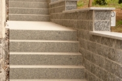 2015 - 1.3 Treppe aus Blockstufen Schlesischer Granit und Mauer mit Verblendern und Mauerabdeckung